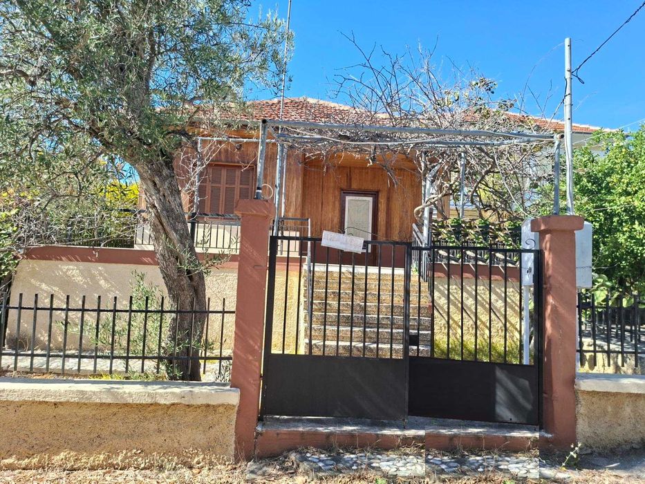 Продава къща 50 м2 с двор 266 м2 до манастира в Асровалта, Гърция