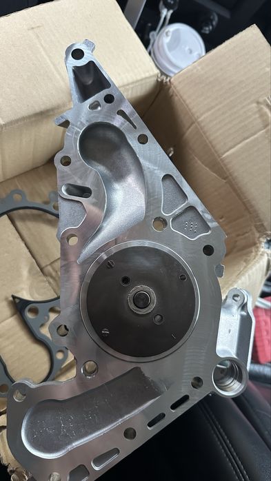 Помпа оригинал на  2uz 3uz lx470