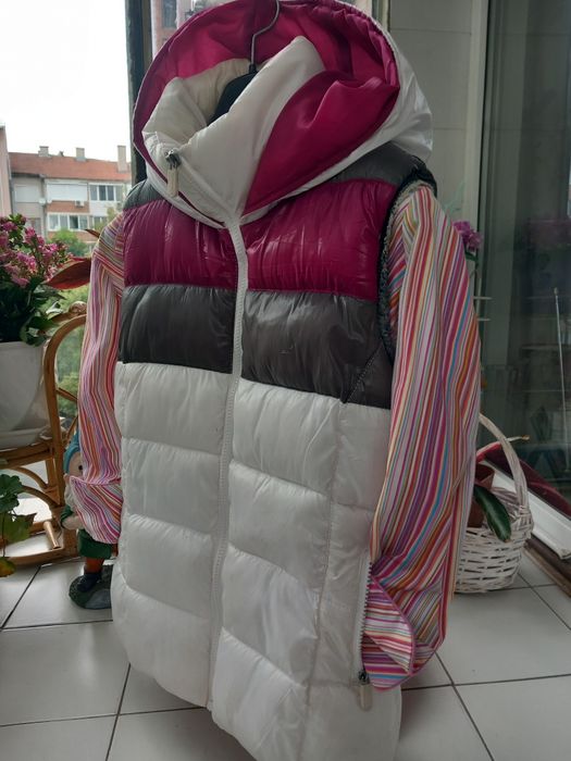 Спортно модерно  ветро и водоустойчиво яке  без ръкав с качулка