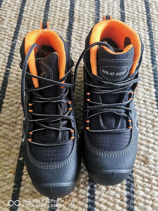 Solid gear safety shoes