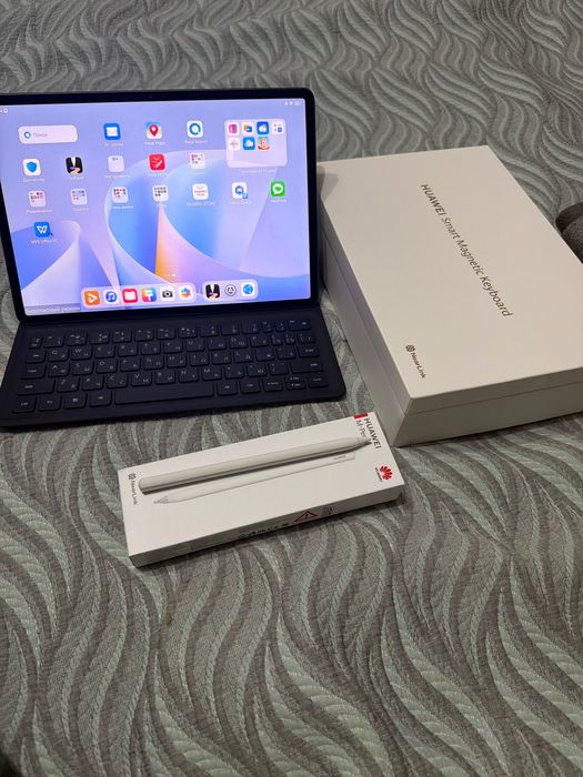 Планшет Huawei, с клавиатурой и стилусом