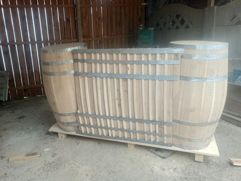 Bar din butoaie suport pentru pahare