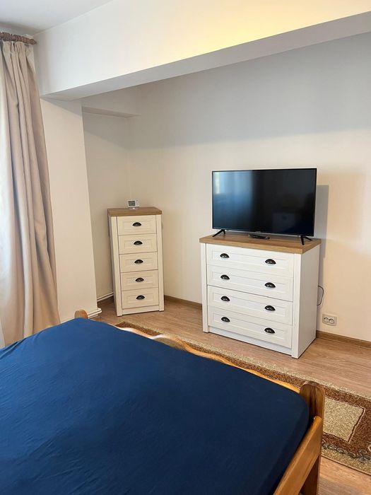 Închiriez apartament  3 camere, strada Victoriei lângă Shopping City T