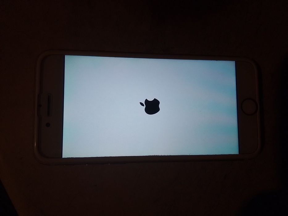 Продам IPhone 7  .