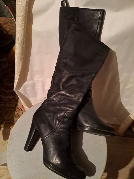 Аяқ киімдер бу сатылады