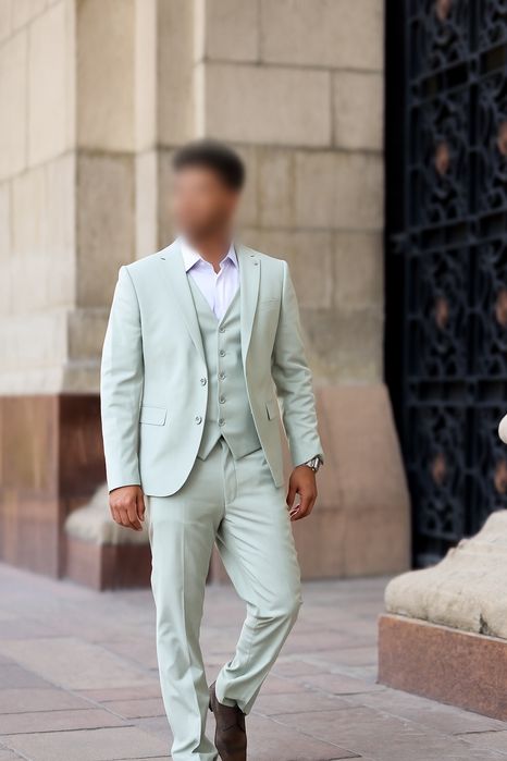 совершенно новый костюм