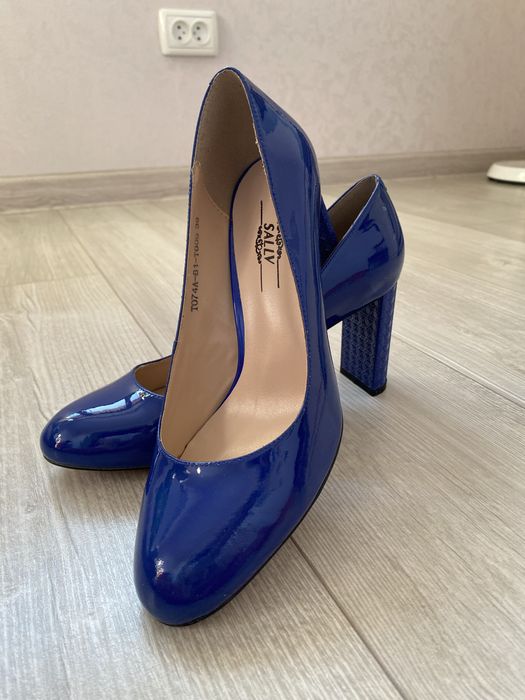 Новые синие лакированные кожаные туфли 38-39 размер