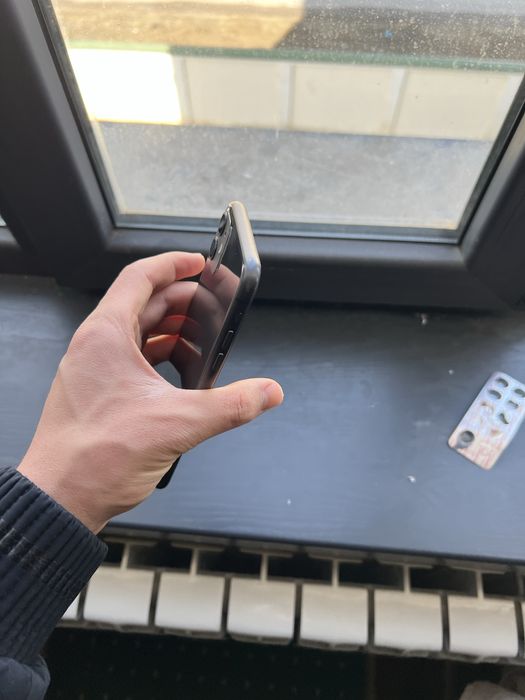 Iphone 11 holati yaxshi aybi ekranga qora soya bor