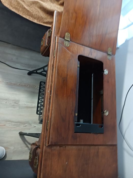 Vând sau la schimb Singer în stare bună de funcționare și estetică.