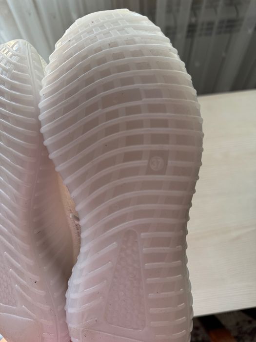 Женские кроссовки