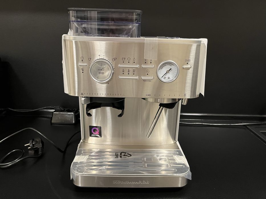 Стилна полуавтоматична машина за експресо!