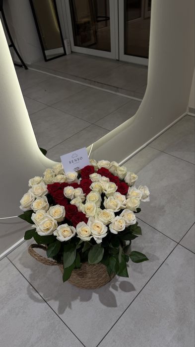 51 роза в кошпо с буквой