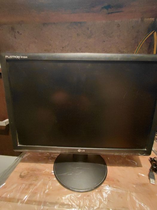 2 комплекта комп + монитор , мишка и клавиатура.