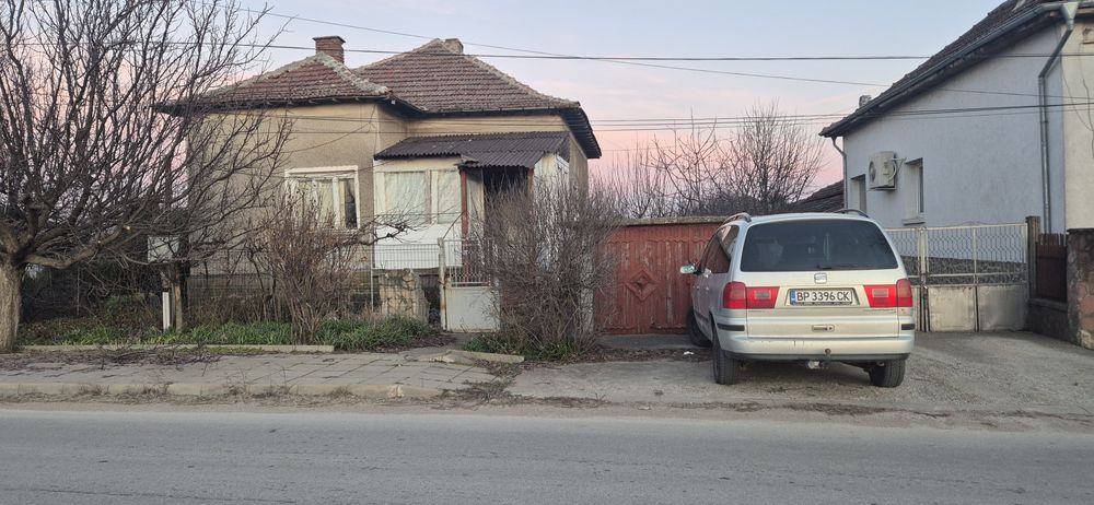 Къща с гараж и допълнителна постройка