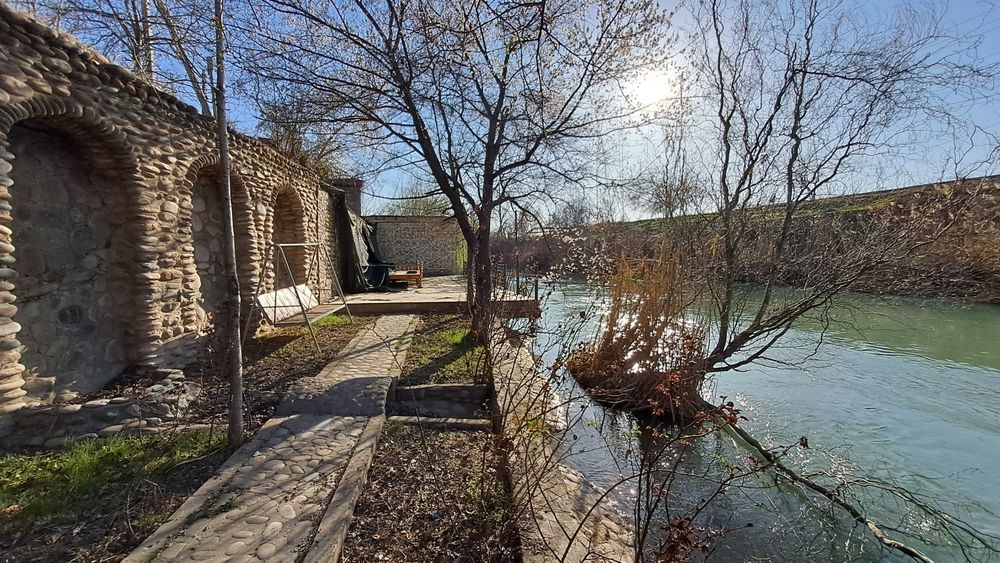 Салар! Про-ся возле речки 23-соток дом 12-комнат