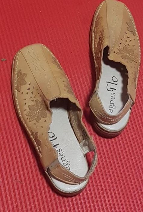 Sandale de piele în conditii bune, 50 lei     perechea... Marimea 38