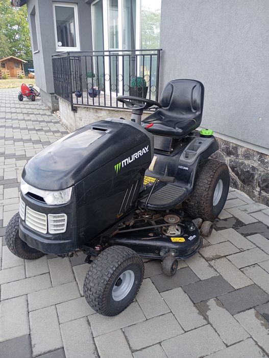 Tractorase tuns iarba și gazon