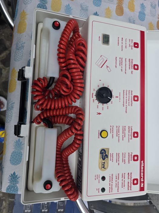 Vand defibrilator vechi de colectie