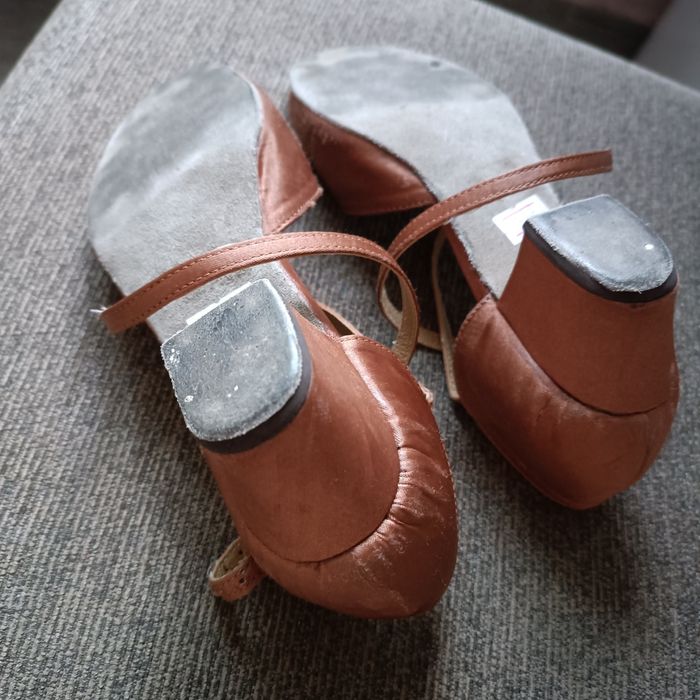 Обувки за латино и спортни танци