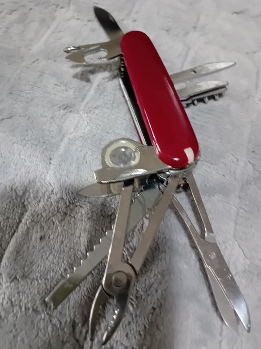Briceag multifuncțional în stare foarte bună