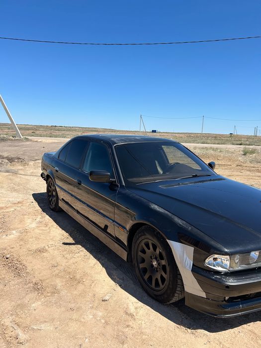 Машина BMW 7 Series (E38).