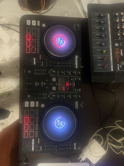 Диджейский пульт Numark