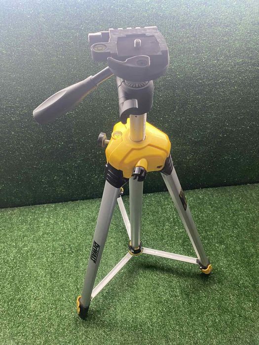 Чисто нов лазерен нивелир на DeWALT DW088CG със стойка