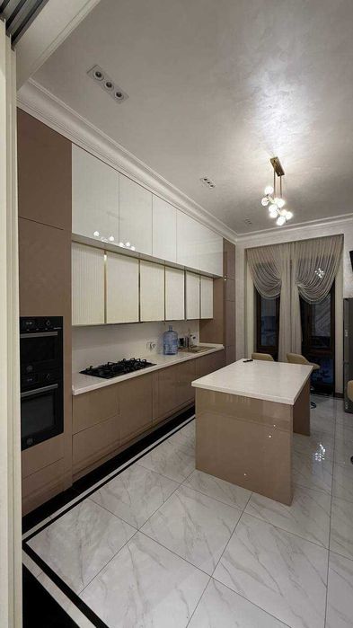 Продаётся Евро дом Амир Темур махалля 3.2 соток 5 комнат 3-уровня