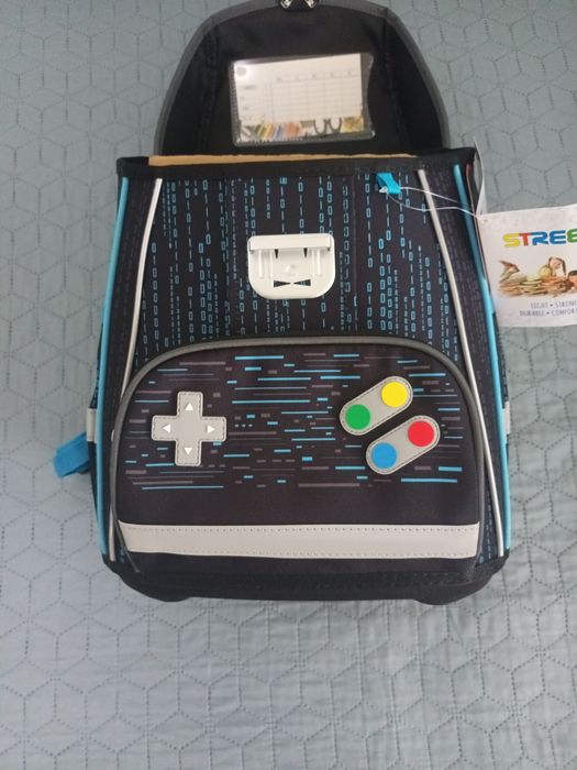 Нова ученическа раница Street и пълен несесер на същата марка