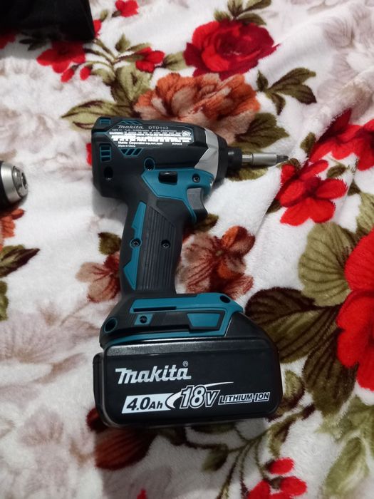 Set Makita 18V Brushless NOU - Filetantă Impact DTD153 + Bormaşină Percuție + 2 Acumulatori 4Ah + Încărcător