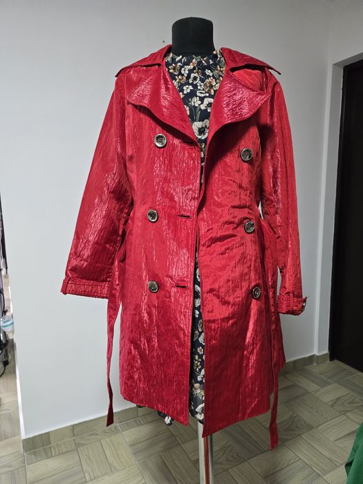 Trench rosu metalizat, inchidere dublu nasturi, cordon in talie;