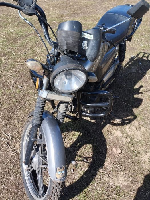 Мотоцикл якки 110 в хорошем состоянии, вложении не требует. Торг есть.