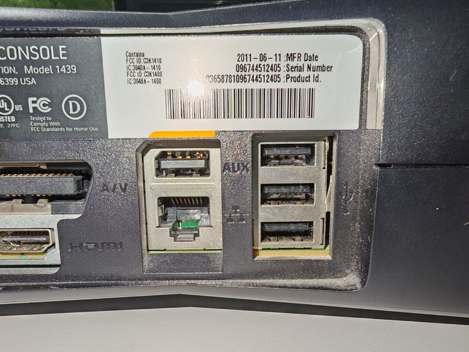 Xbox 360 la cutie 2 manete +kinect Microsoft