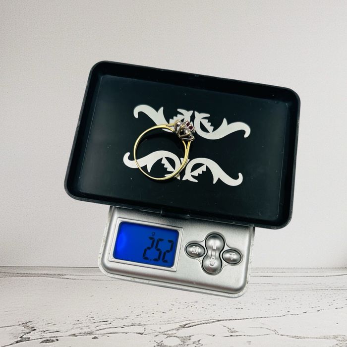 Златен пръстен с диаманти и рубин