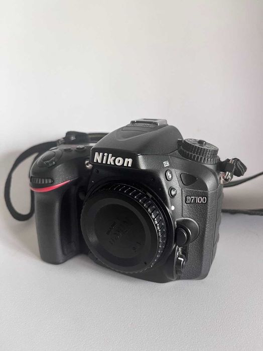 Nikon D7100 si Obiectiv 18-105mm VR doar 12.307 cadre ca nou