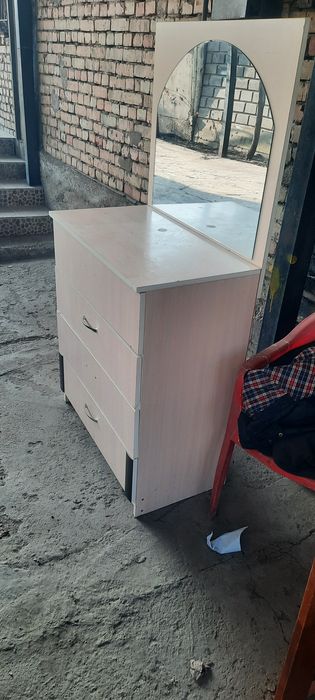 Большая кровать и камод