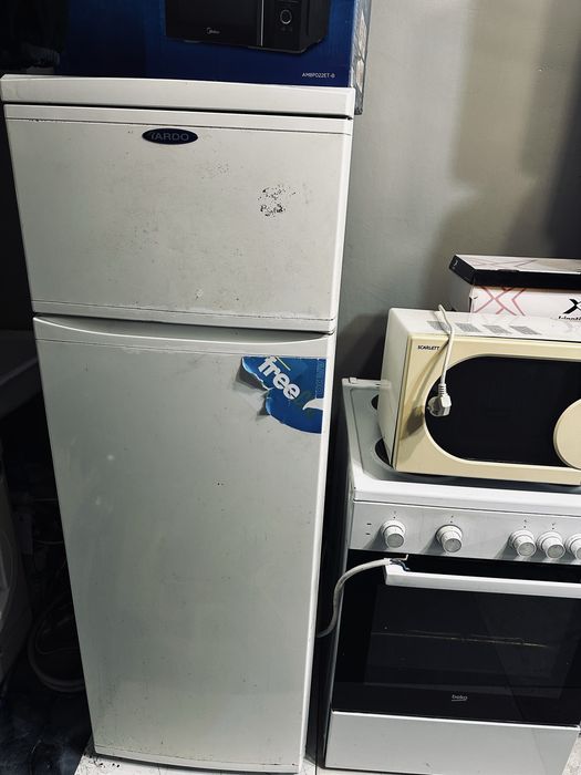 Холодильник продаю всё работает