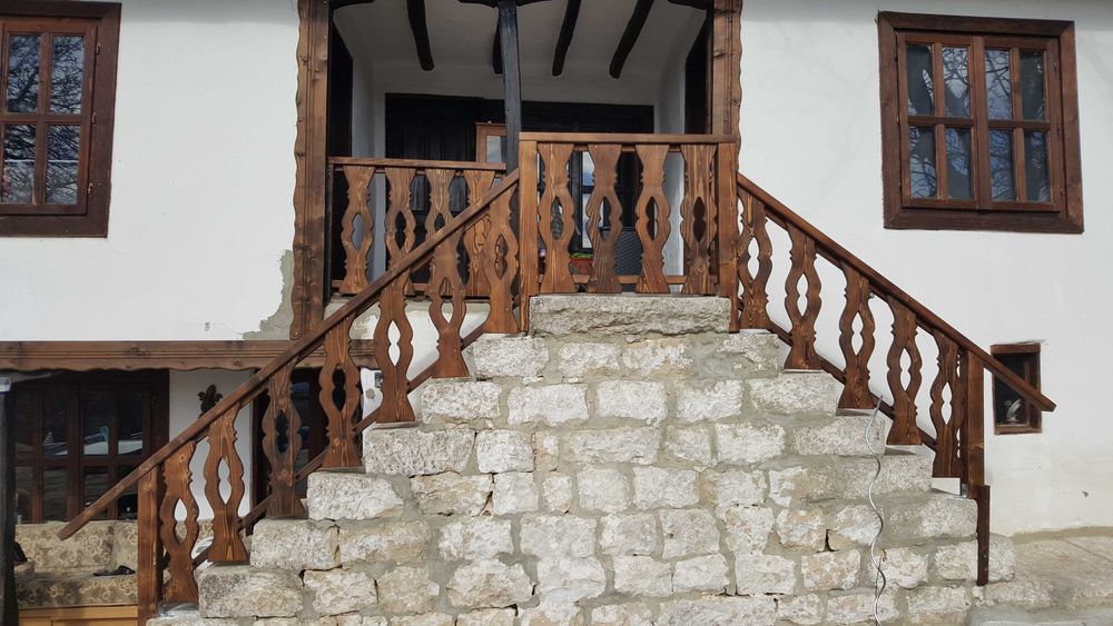 Изработвам дървени парапети, огради, порти, облицовки, декорация