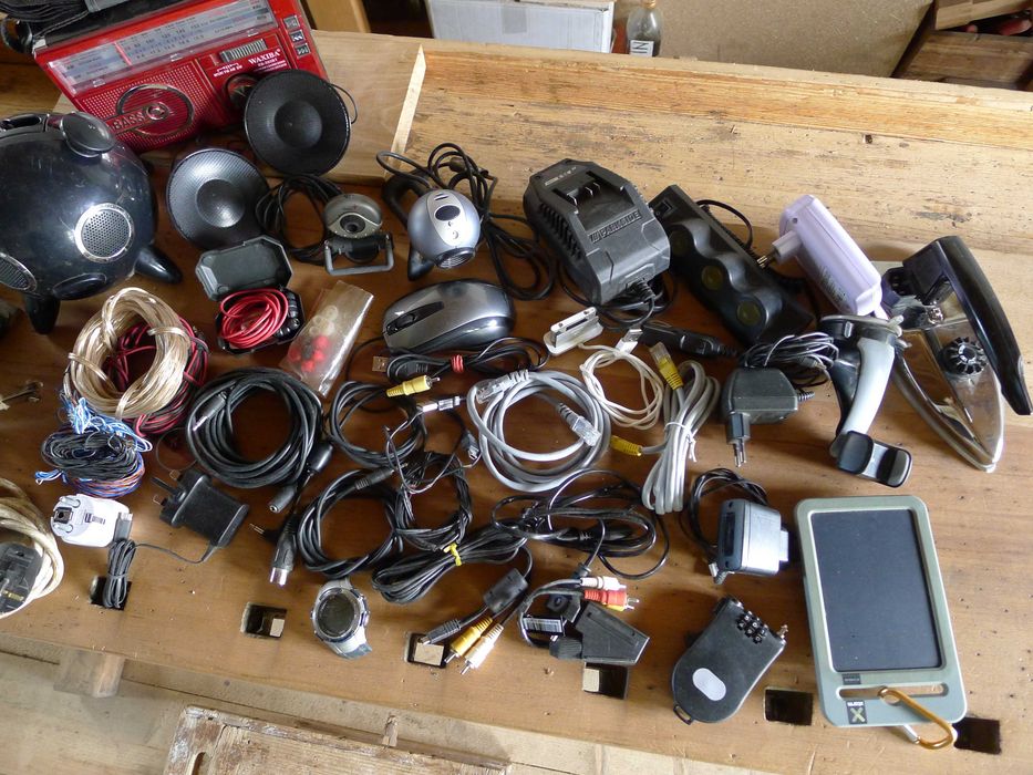 Set cabluri boxe, încărcătoare, minicamere video, ceas, pistol și creion lipit, radio etc