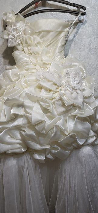 Продаю красивое нарядное платье