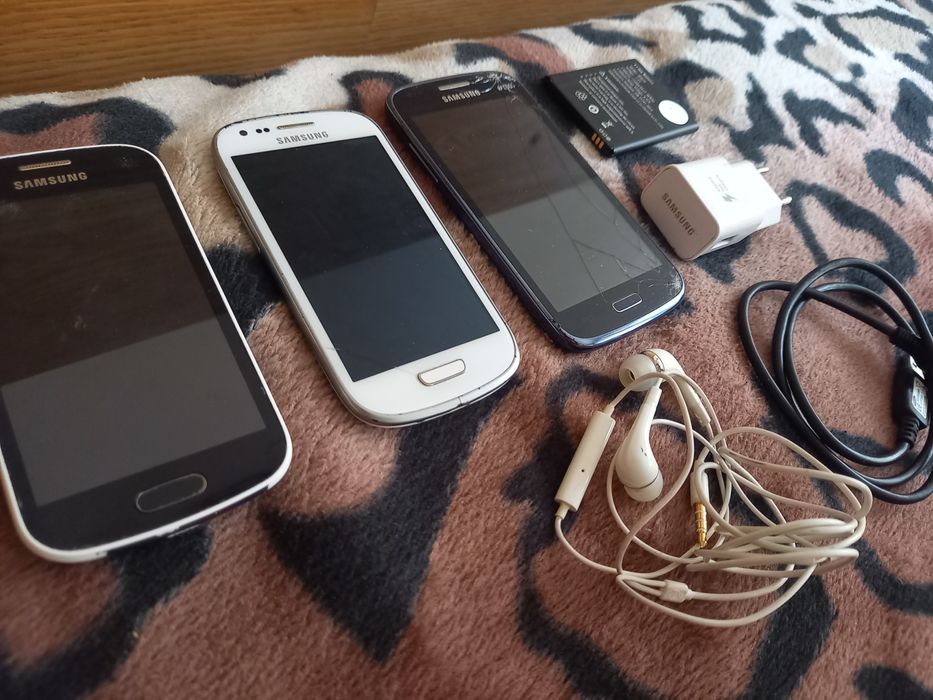 Телефони SAMSUNG 3 броя