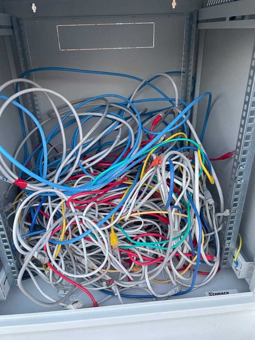 Dulap Rack Schrack 19” 12U cu ușă de sticlă – stare foarte bună