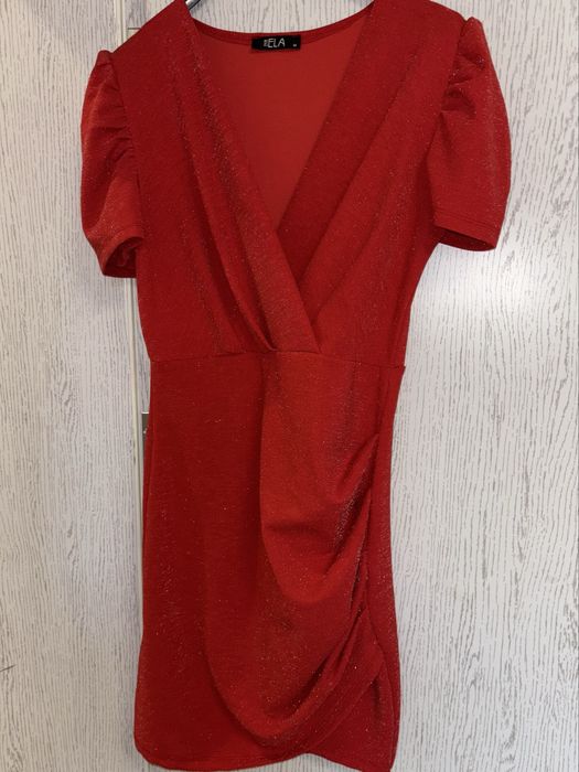 Дамска червена рокля с блестящи частици