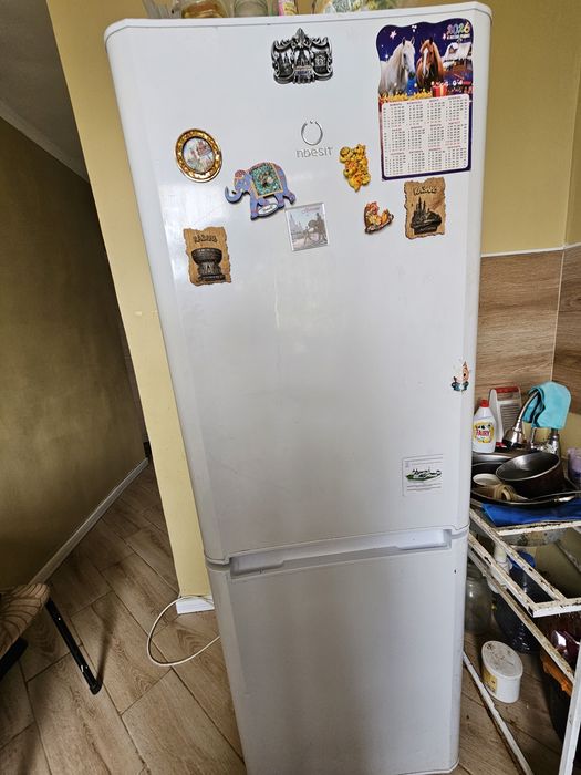 Продам холодильник Indesit на запчасти
