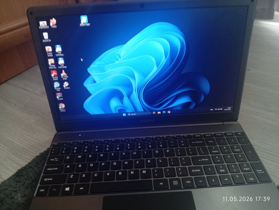 Vând laptop Allview. Componentele sunt intacte , merge foarte bine și și este foarte bun la jocuri și la muncă . Îl am de un an , dar nu l-am folosit