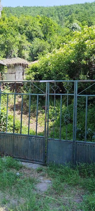 Къща с Трънска банкя