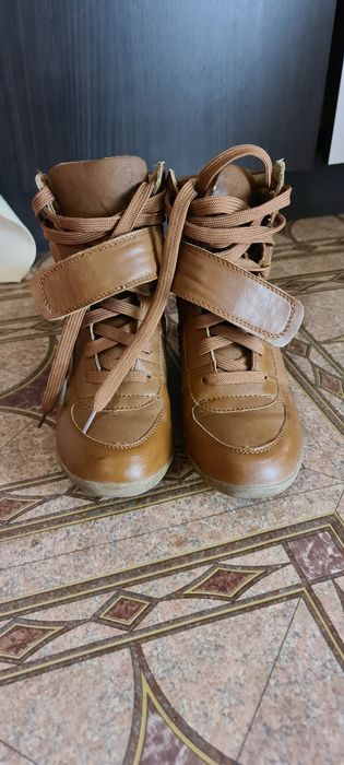 Обувки с вътрешна платформа