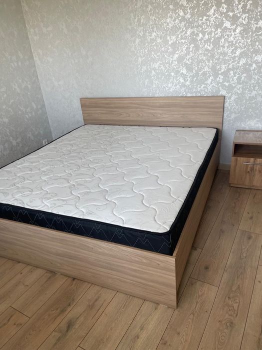 Кровать с матрасом 180х200