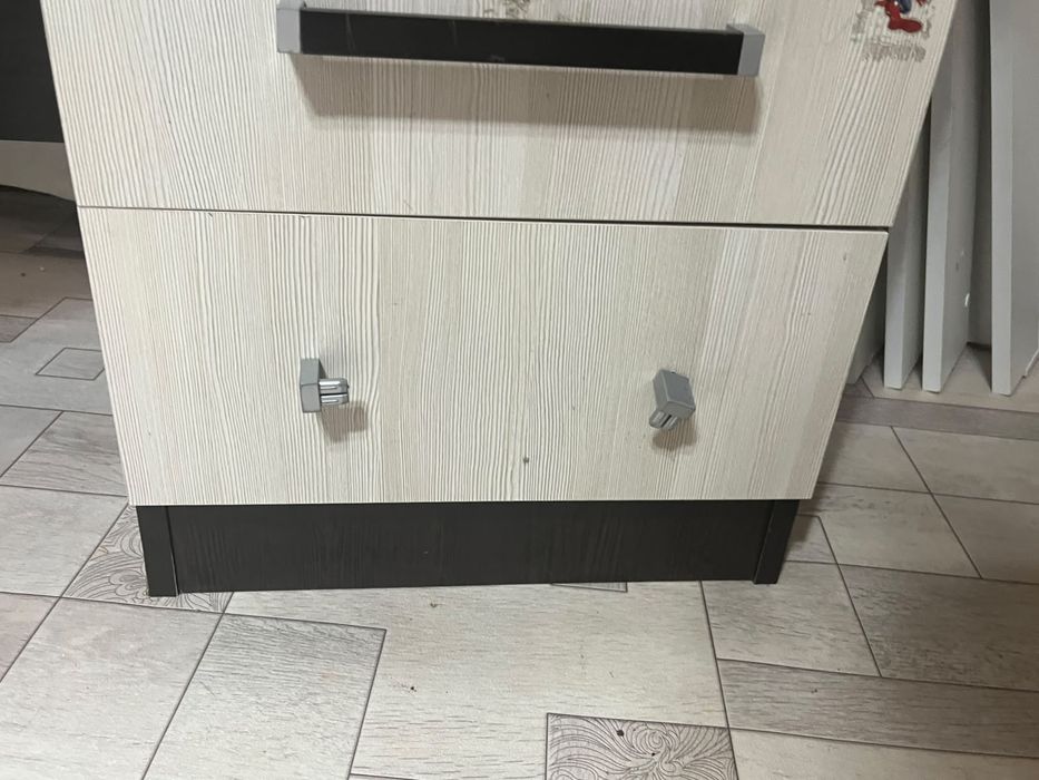 Продам стол минусы на фото