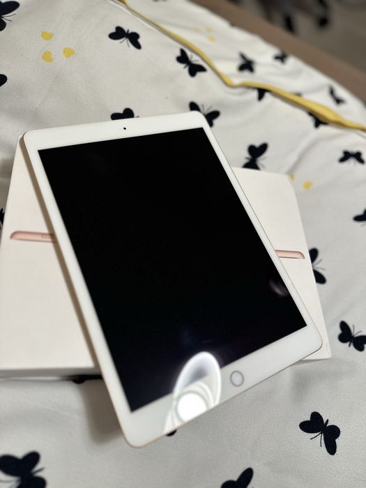 Ipad 7 pentru piese,are placa de baza arsa